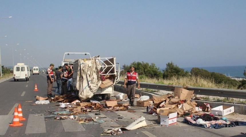 Manavgat&rsquo;ta Otomobil Kamyonete &Ccedil;arptı: 7 Yaralı