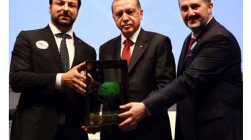 İş Adamı Samut, Cumhurbaşkanı Erdoğan&rsquo;dan Plaket Aldı