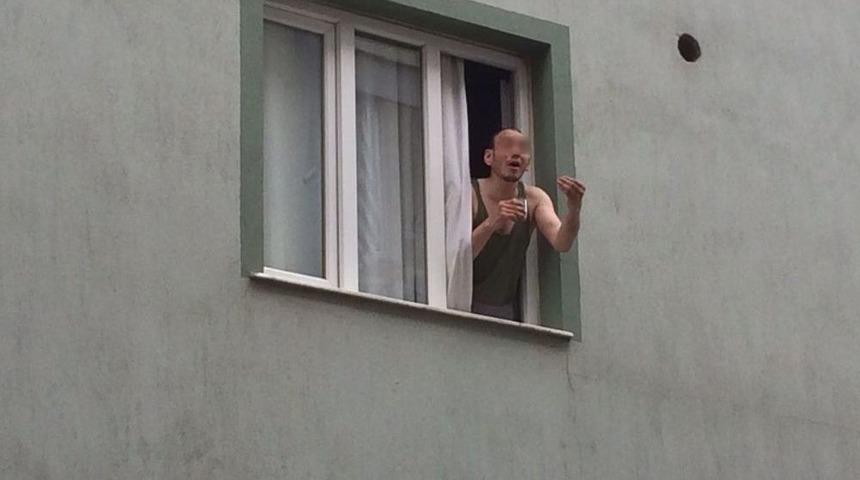 Akli Dengesi Yerinde Olmayan Şahıs Annesini Ve Polisi Yaraladı