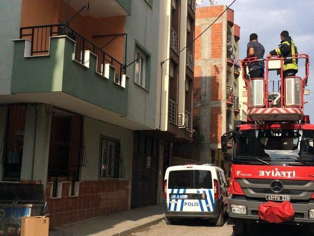 Akli Dengesi Yerinde Olmayan Şahıs Annesini Ve Polisi Yaraladı