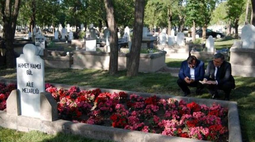 Abdullah G&uuml;l, Babasının Mezarı Başında Yasin Okudu