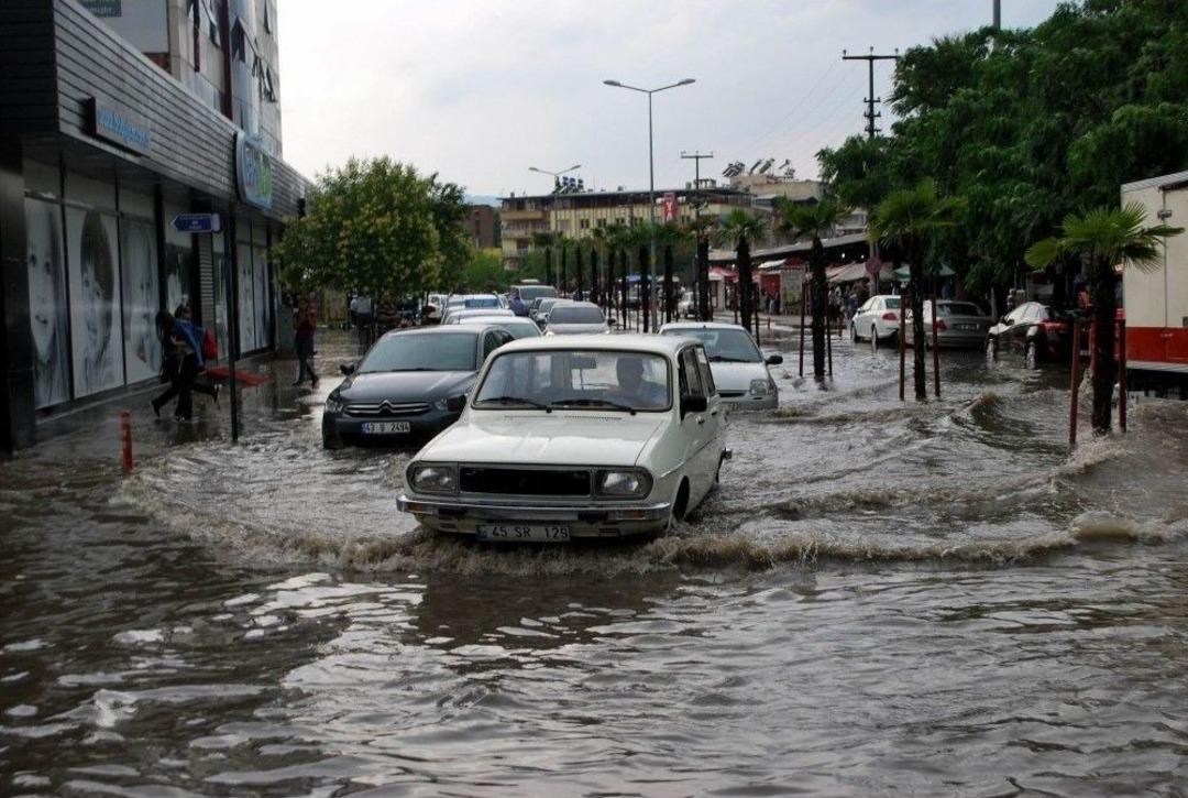 15 Dakikalık Yağmur Salihli&rsquo;yi Sular Altında Bıraktı