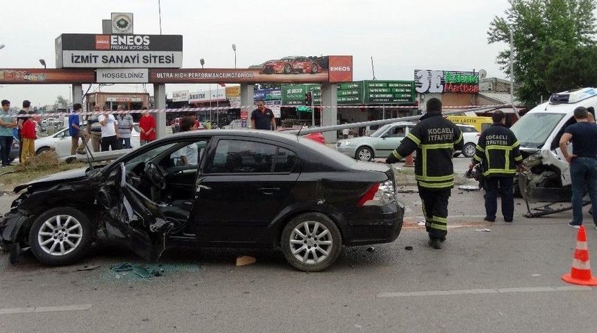 Panelvan Ara&ccedil; Otomobile &Ccedil;arptı: 2 Yaralı