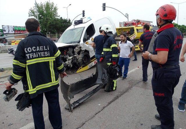 Panelvan Ara&ccedil; Otomobile &Ccedil;arptı: 2 Yaralı 1