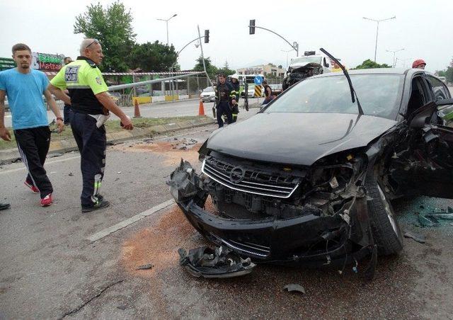 Panelvan Ara&ccedil; Otomobile &Ccedil;arptı: 2 Yaralı 2