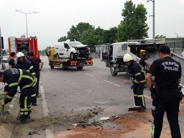 Panelvan Ara&ccedil; Otomobile &Ccedil;arptı: 2 Yaralı 3