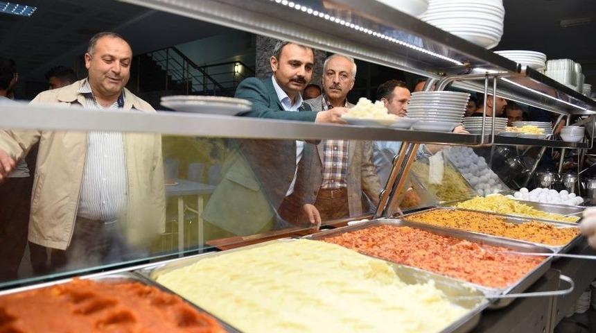 Başkan K&uuml;lc&uuml; &Uuml;niversiteli Gen&ccedil;lerle Sahur Yaptı