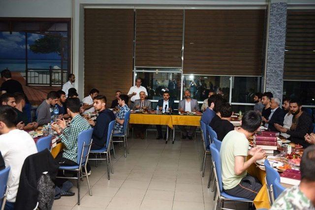 Başkan Külcü Üniversiteli Gençlerle Sahur Yaptı