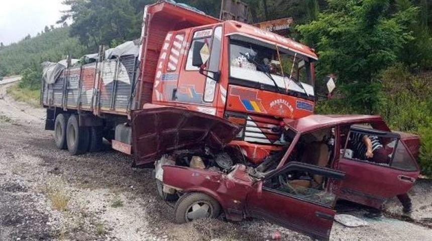 Kamyonla Otomobil Çarpıştı: 2 Ölü, 1 Yaralı