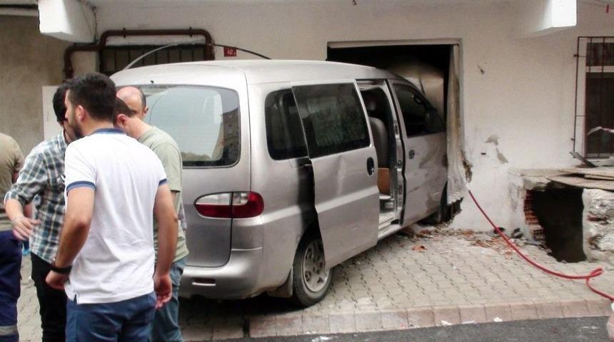 Sancaktepe&rsquo;de Kontrolden &Ccedil;ıkan Minib&uuml;s Dehşet Sa&ccedil;tı: 2 &Ccedil;ocuk &Ouml;ld&uuml;