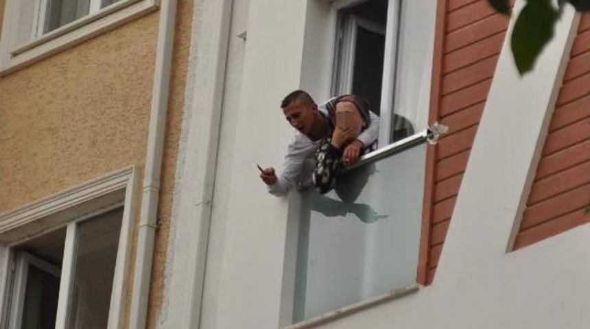 &Uuml;niversiteli Kızı Evinde Rehin Alıp Dehşet Sa&ccedil;tı