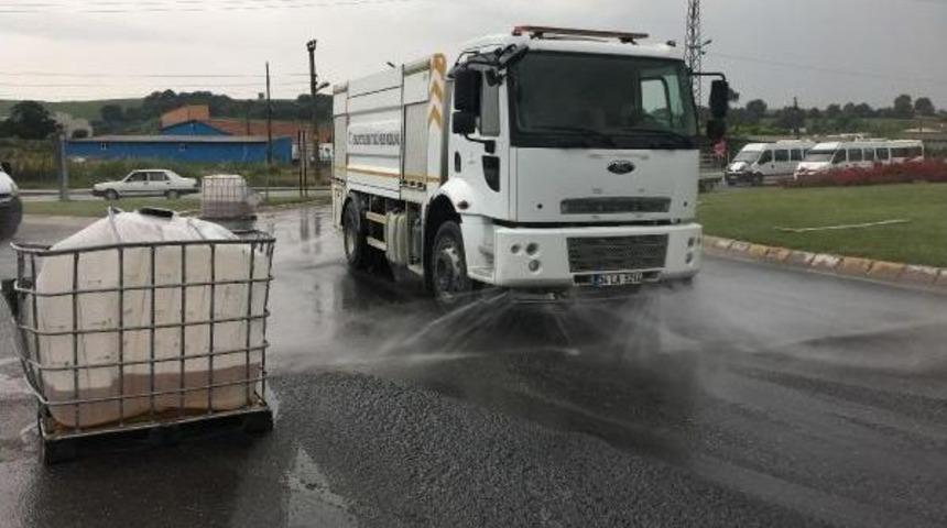 Kamyondan D&uuml;şen Iki Varildeki 4 Ton Hidroklorik Asit Yola D&ouml;k&uuml;ld&uuml;