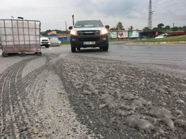 Kamyondan D&uuml;şen Iki Varildeki 4 Ton Hidroklorik Asit Yola D&ouml;k&uuml;ld&uuml; 1