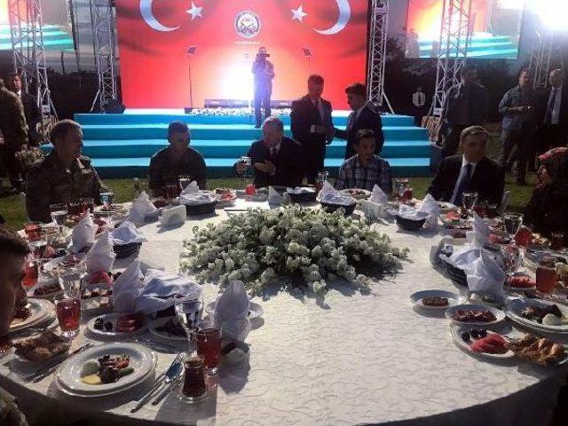 Erdoğan Ve Gül Tugayda Birlikte Iftar Yaptı