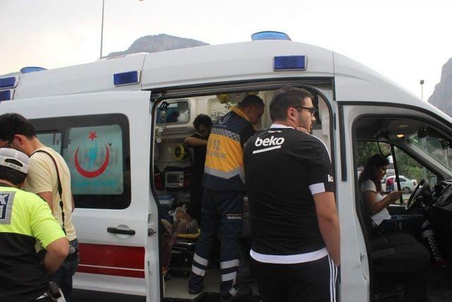 Kontrolden &Ccedil;ıkan Otomobil Yolda Takla Attı: 4 Yaralı 1