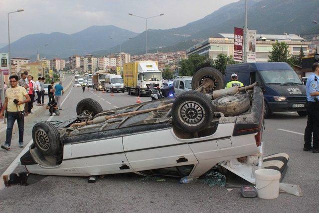 Kontrolden &Ccedil;ıkan Otomobil Yolda Takla Attı: 4 Yaralı 2