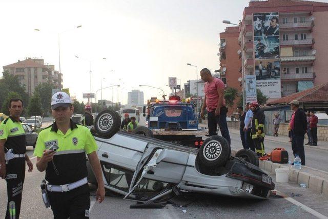 Kontrolden &Ccedil;ıkan Otomobil Yolda Takla Attı: 4 Yaralı 3