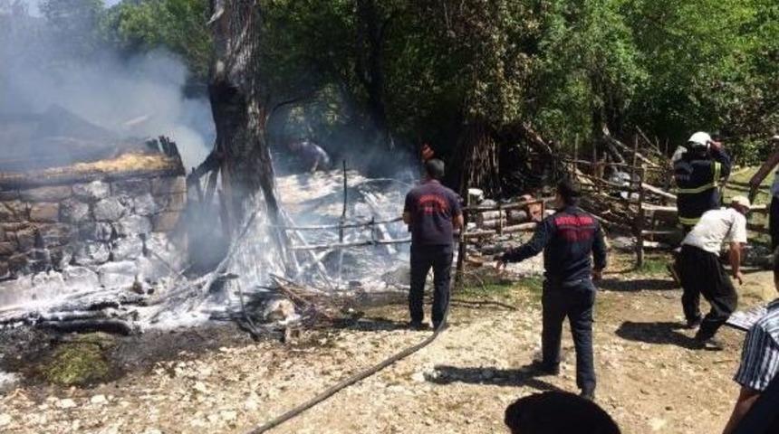 Andırın'da Yangında Bir Otomobil Ve Ahır Kullanılmaz Hale Gledi