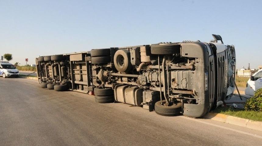 Virajı Alamayan Tır Devrildi: 1 Yaralı