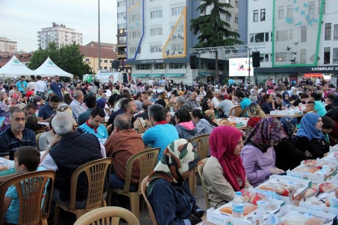 İlkadım&rsquo;da 10 Bin Kişilik Dev İftar