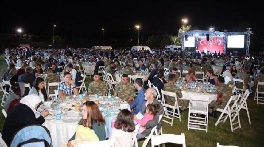 Erdoğan Ve G&uuml;l Tugayda Birlikte Iftar Yaptı (3)