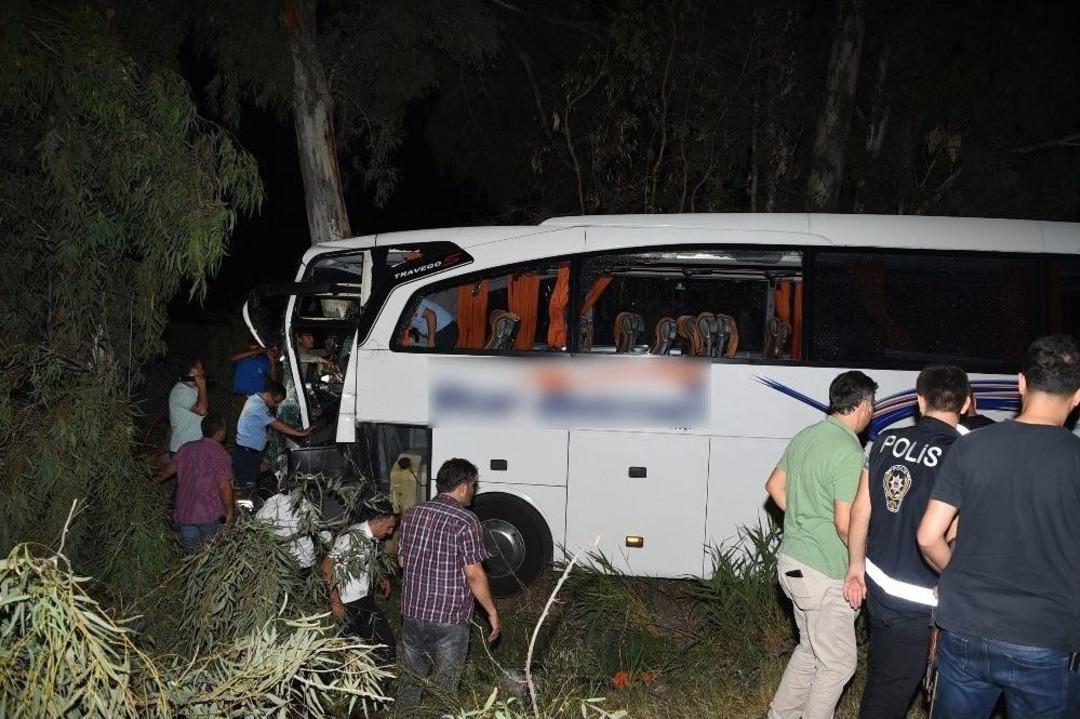 Yolcu Otob&uuml;s&uuml; İle Kamyon &Ccedil;arpıştı: 1 &Ouml;l&uuml;, 20 Yaralı