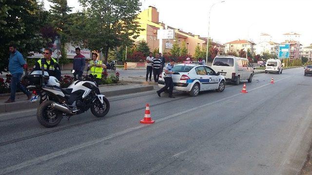 Minib&uuml;s Elektrikli Bisiklete &Ccedil;arptı: 1 Yaralı 1