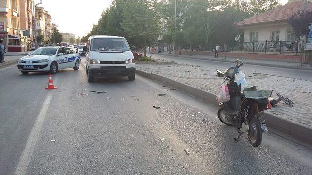 Minib&uuml;s Elektrikli Bisiklete &Ccedil;arptı: 1 Yaralı 2