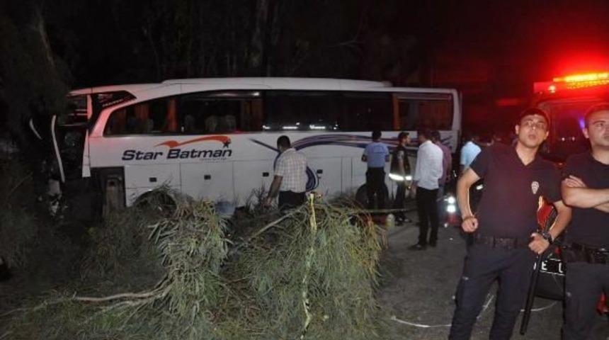 Yolcu Otob&uuml;s&uuml; Ile Kamyon &Ccedil;arpıştı: 1 &Ouml;l&uuml;, 20&nbsp;Yaralı