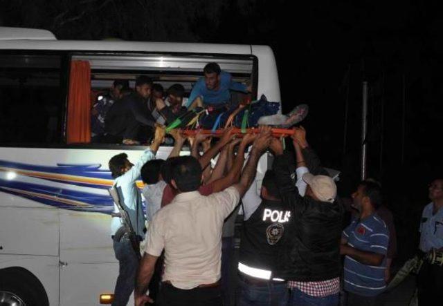 Yolcu Otob&uuml;s&uuml; Ile Kamyon &Ccedil;arpıştı: 1 &Ouml;l&uuml;, 20&nbsp;Yaralı 1