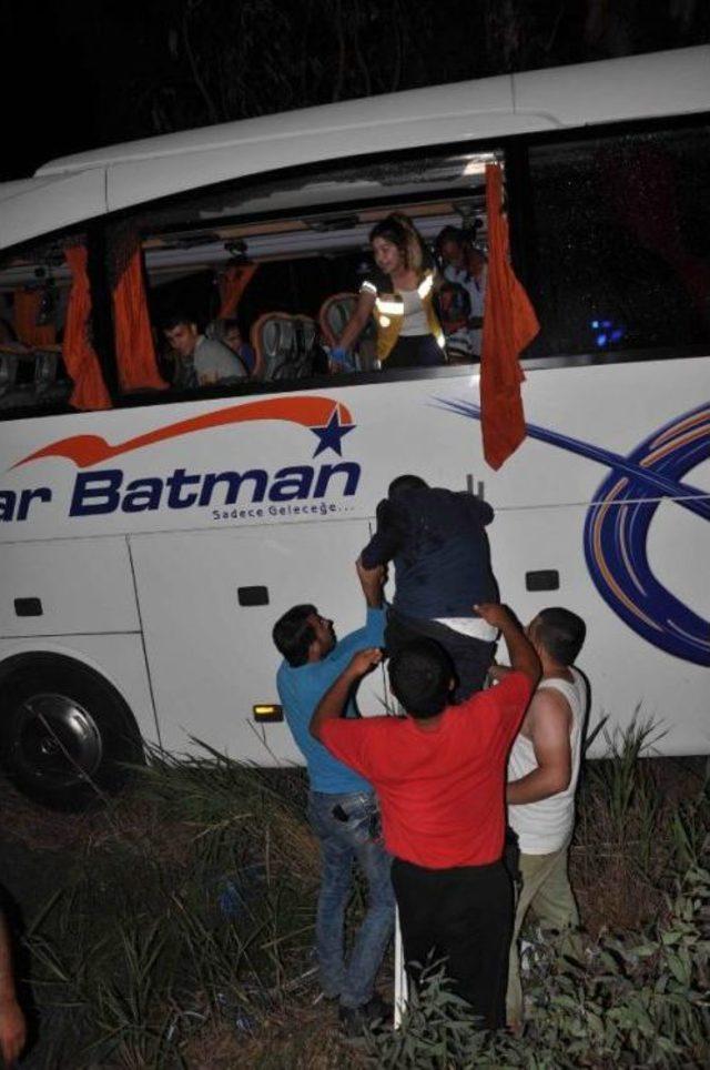Yolcu Otob&uuml;s&uuml; Ile Kamyon &Ccedil;arpıştı: 1 &Ouml;l&uuml;, 20&nbsp;Yaralı 2