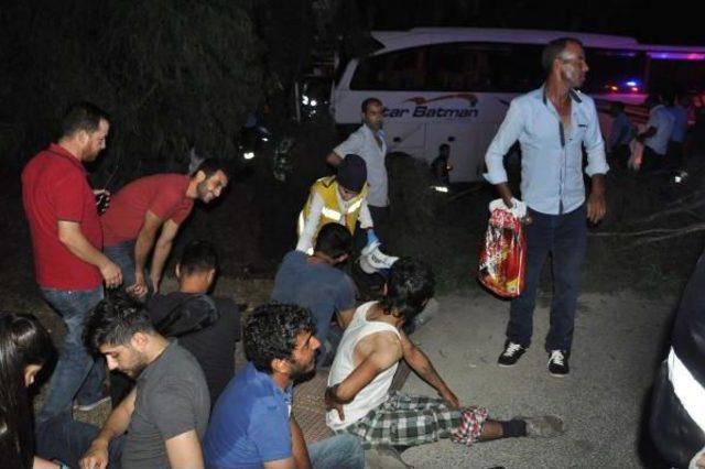 Yolcu Otob&uuml;s&uuml; Ile Kamyon &Ccedil;arpıştı: 1 &Ouml;l&uuml;, 20&nbsp;Yaralı 3