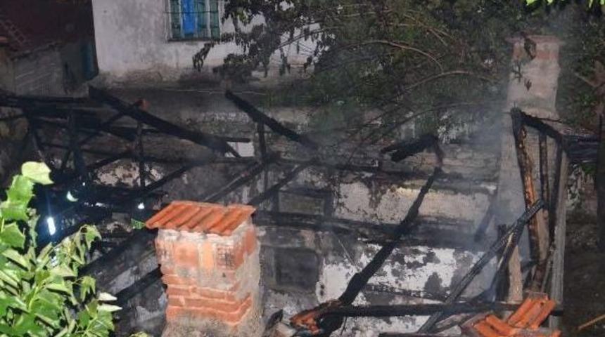 Denizli'de Terk Edilen 2 Bina Gece &Ccedil;ıkan Yangında K&uuml;l Oldu