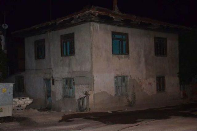 Denizli'de Terk Edilen 2 Bina Gece Çıkan Yangında Kül Oldu