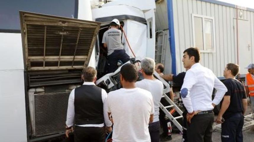 Konteyner Y&uuml;kl&uuml; Tır, Tur Otob&uuml;s&uuml;ne Arkadan &Ccedil;arptı: 7 Yaralı