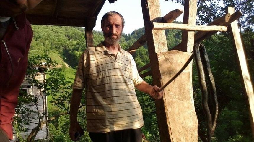 Rize&rsquo;de Yaklaşık İki Metre Uzunluğundaki Yılan &Ouml;l&uuml; Bulundu