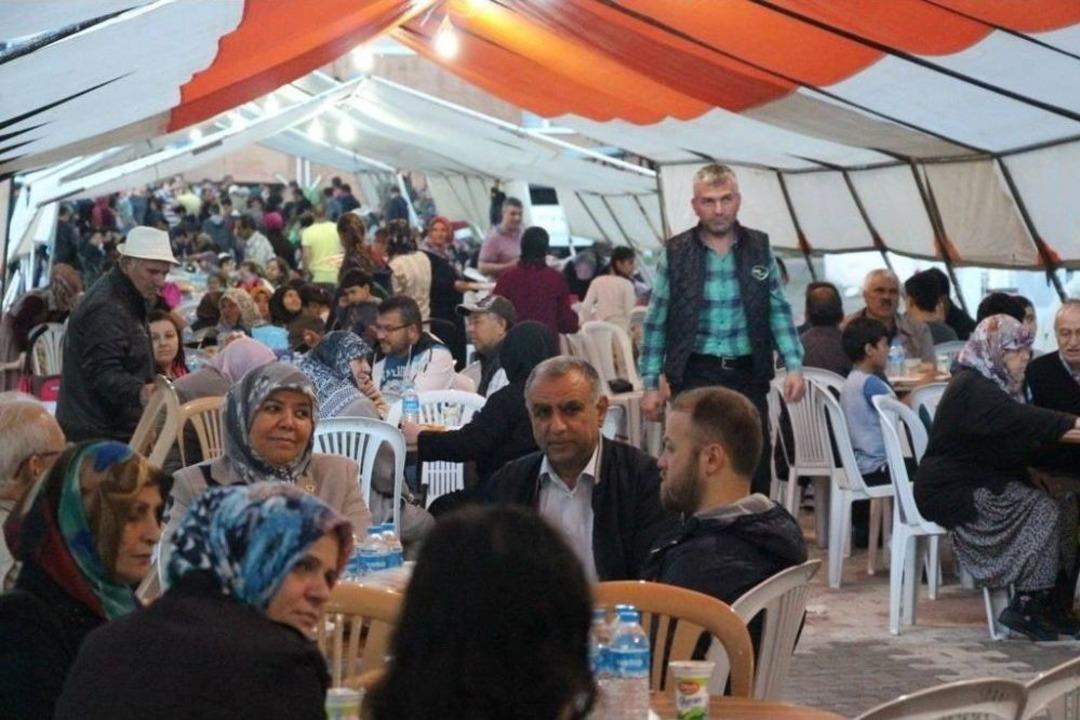 Başkan Şahin, Orucunu Haceloğlu Mahallesi Sakinleriyle A&ccedil;tı