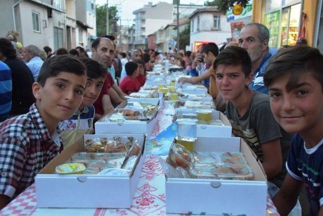 Barbaros Mahallesi Sakinleri Oruçlarını Birlikte Açmanın Mutluluğunu Yaşadı