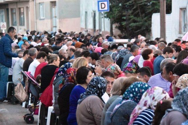 Barbaros Mahallesi Sakinleri Oruçlarını Birlikte Açmanın Mutluluğunu Yaşadı