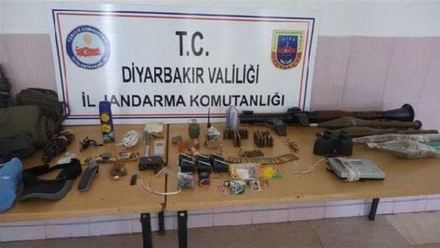 Askerleri G&ouml;ren Ter&ouml;ristlerin Silahlarını Bırakıp Ka&ccedil;tı 2