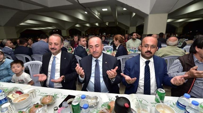 Bakan &Ccedil;avuşoğlu İftarda Mamaklılarla Buluştu