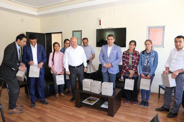 Muşlu İş Adamı Teog Birincilerini &Ouml;d&uuml;llendirdi 3