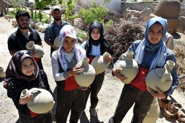 &Uuml;niversite &Ouml;ğrencileri Geleneksel &Ccedil;&ouml;mlek Yapımını &Ouml;ğreniyor 3