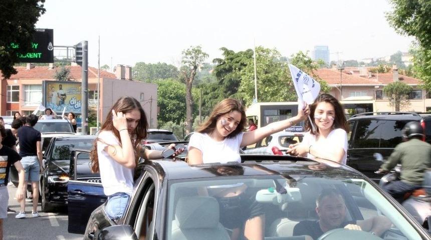 (&ouml;zel Haber) Lise &Ouml;ğrencilerin Canlarını Hi&ccedil;e Sayarak Yaptığı Mezuniyet Kutlaması Kamerada