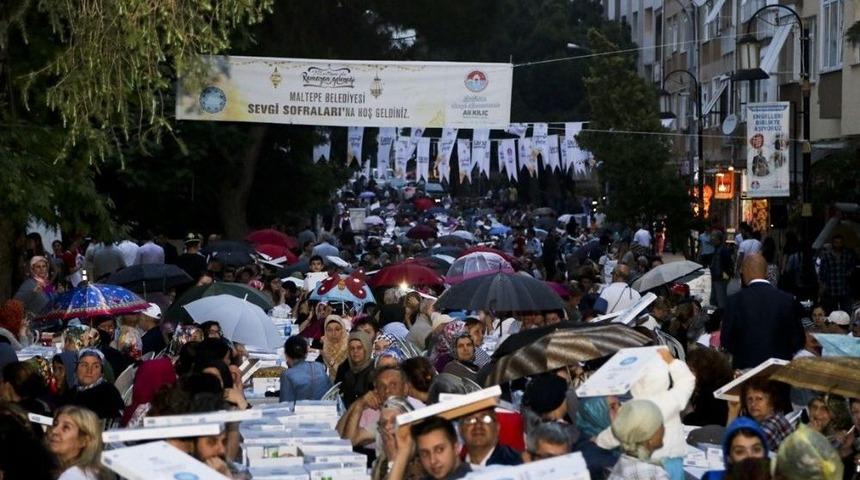 Yağmurluklarını Giyip, İftar Sofrasına Oturdular