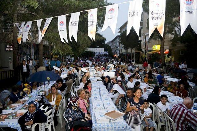 Yağmurluklarını Giyip, İftar Sofrasına Oturdular