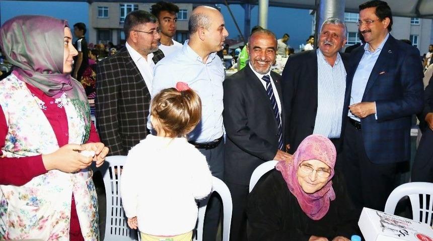 Ke&ccedil;i&ouml;ren Belediyesi Bademlik&rsquo;te Ramazan Sofrası Kurdu
