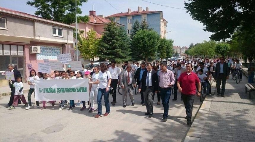 &Ccedil;evre Haftasına Y&uuml;r&uuml;y&uuml;ş Yaparak Ve &Ccedil;&ouml;p Toplayarak Dikkat &Ccedil;ektiler