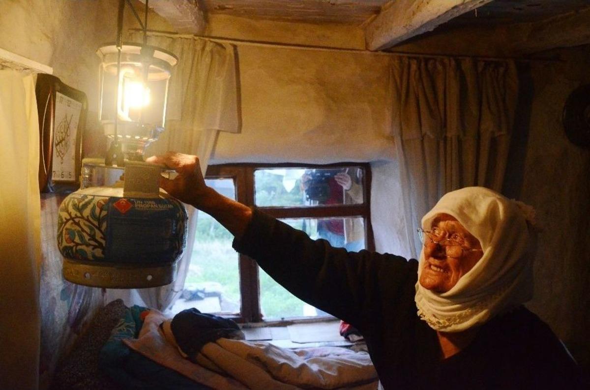 (&ouml;zel Haber) 91 Yaşında Hen&uuml;z Elektrikle Tanışmadı