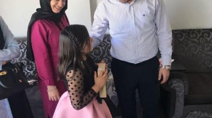 Kitabı Yırtılınca Ağlamasıyla Sosyal Medyayı Sallayan Kıza Tablet Hediyesi
